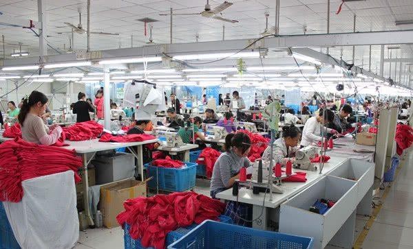 服裝廠月薪八千真實現狀 打工妹坦言銷售崗難達標，針紡織品市場壓力大